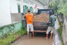 Kesal Dengan Jalan Berlubang, Warga Desa Way Hawang Lakukan Penimbunan