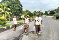 Warga Goro Tambal Lubang Jalan, Akui Banyak Korban Berjatuhan