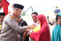 Peduli Masyarakat, Kapolda Bengkulu Bagikan Ratusan Paket Sembako di Kecamatan Sukaraja
