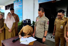 Staf dan Pejabat Dinsos Bengkulu Selatan Lakukan Penandatanganan Komitmen Perjanjian Kinerja