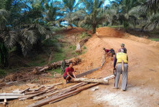 Satgas TMMD Ke-124 Kodim 0408 Bengkulu Selatan Bersama Warga Kebut Penyelesaian Talud Penahan Longsor