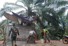 Anggota Satgas TMMD Ke-124 Kodim 0408 Bengkulu Selatan dan Warga Kebut Pembuatan Prasasti
