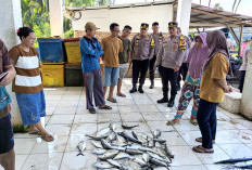 Kapolres Kaur Kunjungi Nelayan Hingga Mengajar Anak SMA