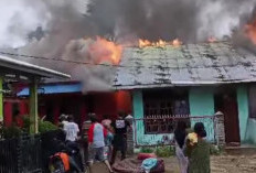 BREAKING NEWS : Bencana Kebakaran di Kecamatan Kedurang, Rumah Warga Terbakar Hebat