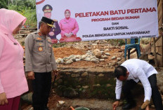 Bupati Seluma Bersama Kapolda Bengkulu Meletakkan Batu Pertama Pembangunan Bedah Rumah