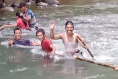 Jembatan Masih Putus, Warga Nekat Seberangi Sungai Air Pelubang