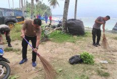Polisi dan Warga Sapu Bersih Pelabuhan Linau