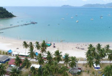 Keindahan Pantai Padang Melang di Kepulauan Anabas, Pasir Putih Membentang Membingkai Lautan Biru Yang Indah