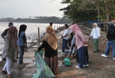 Sukseskan Program Geber, ASN Disperkim Bengkulu Selatan Bersihkan Pantai Pasar Bawah