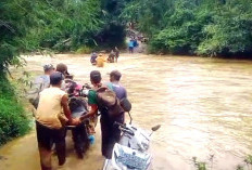 Jembatan Rusak, Pelajar Terpaksa Menyeberangi Sungai