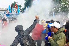 May Day 2025 di DPR Diwarnai Polisi Semprot APAR, Massa Balas Lempar Botol