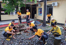 Anggota Polres Bengkulu Selatan Gotong Royong Bersihkan Kantor