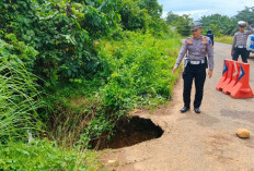 Terancam Amblas, Jalan Penghubung Pasar Sembayat – Bunga Mas “Ditutup”