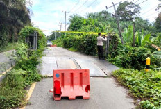 Bahayakan Pengguna Jalan, Jembatan Rusak di Desa Sendawar Ditutup Polisi