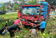 Sopir Ngantuk, Fuso Hantam Pagar Rumah Warga Kaur