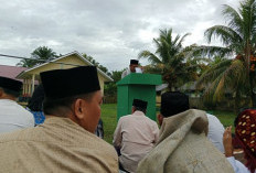 Diguyur Hujan, Jamaah Salat Idul Adha Tetap Khusyuk Ibadah