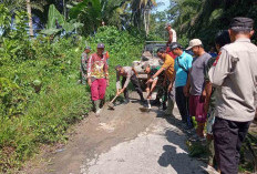 Aparat dan Warga Kompak, Perbaiki Jalan Rusak