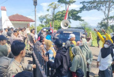 Breaking News: Demo Warga Dusun Baru Anarkis, Pagar Besi Kantor Bupati Roboh