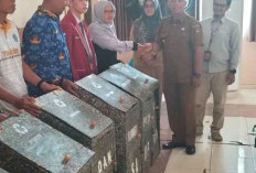 Dukung Program Kebersihan, Bagikan Tong Sampah ke Sekolah