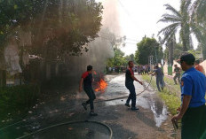 BREAKIN NEWS: Mobil Mini Bus Terbakar Saat Parkir di Bengkulu Selatan