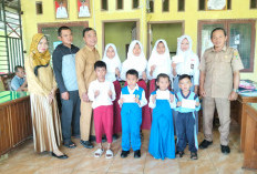 Pemdes Keban Jati Salurkan Santunan/Beasiswa kepada 10 Siswa Berprestasi di Kantor Desa