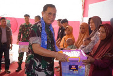 Tim Wasev TMMD Ke-124 Berikan Sembako Dan Perlengkapan Olahraga untuk Warga