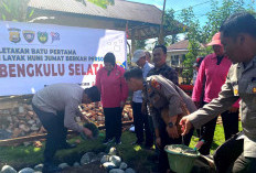 Kapolres Bengkulu Selatan Lakukan Peletakan Batu Pertama Bedah Rumah