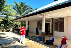 Jaga Kebersihan Rumah Ibadah, Keluarga Besar Kemenag Rutin Gotong Royong