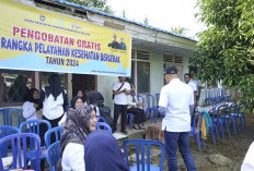 Datangi Warga, Petugas Berikan Pelayanan Kesehatan Gratis