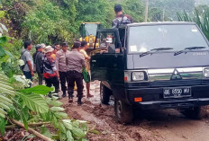 Jalan Tertimbun Longsor, Arus Lalu Lintas Lumpuh