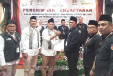 Diantar Ribuan Massa, Erjon Daftar ke KPU 