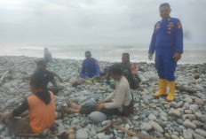 Personel Polres Bengkulu Selatan Aktif Bantu Pencarian Bocah yang Diduga Tenggelam di Pantai Padang Burnai