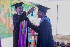 50 Siswa dan Siswi Sekolah Lansia Diwisuda