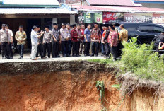 Bupati Serahkan Bronjong, Produktivitas Diharapkan Meningkat 