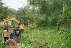 Satgas TMMD Ke-124 Kodim 0408 Bengkulu Selatan Gotong Royong Bersama Warga Dan Poktan Buat Saluran Air