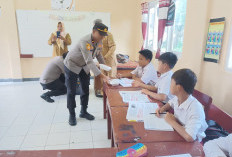 Kapolsek Kedurang Ilir Bagikan Makanan Bergizi Gratis Kepada Murid SD