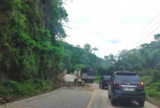 Jalan Lintas Barat Sumatera Tertimbun Longsor, Warga Diminta Waspada