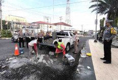 Cegah Kecelakaan, Polda Tambal Jalan Berlubang