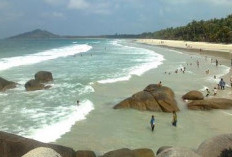 Keindahan Pantai Siangau Di Bangka Barat, Laut Biru, Pasir Putih dan Bongkahan Batu Granit