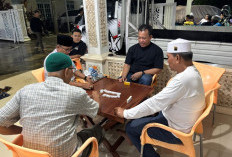 Jalin Silatuhrahmi dan Jaga Kamtibmas, Kapolres Bengkulu Selatan Main Gaple Bersama Masyarakat