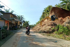 Material Longsor Kembali Ancam Jalan Tanjung Aur