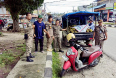 Personel Satpol PP Tertibkan PKL Lapangan Merdeka 