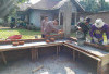 TMMD Ke-124 Kodim 0408 Bengkulu Selatan Pasang Batu Bata di Poskamling