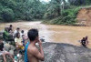 Warga Desa Simpang Hanyut Terseret Sungai