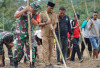 Sukseskan Program Unggulan KASAD, Dansatgas TMMD Ke-124 Kodim 0408 Bengkulu Selatan Tanam Jagung Bersama