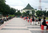 Kebersihan Alun-Alun Kota Bintuhan Menjadi Prioritas