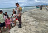 Angin Kencang dan Gelombang Tinggi, Polisi Ingatkan Bahaya Mandi Laut