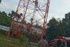 BREAKING NEWS : Remaja di Bengkulu Selatan Panjat Tower TVRI 74 Meter, Tim Penyelamat Turun Tangan