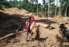 Satgas TMMD Ke-124 Kodim 0408 Bengkulu Selatan Menambah Material Kayu Untuk Bangun Jembatan