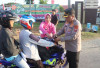 Jelang HUT RI ke-80, Polres Kaur Bagikan Bendera Merah Putih